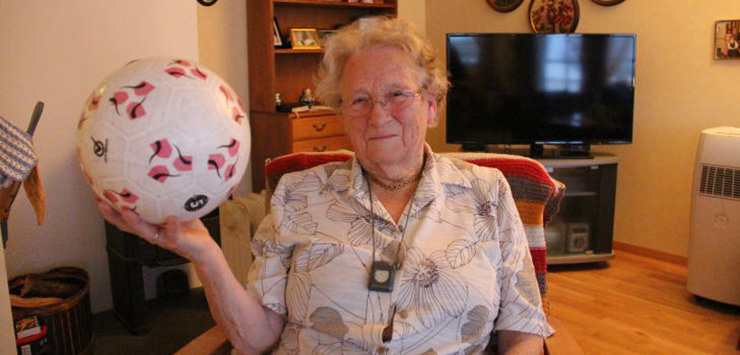 90-летняя бабуля виртуозно жонглирует мячом