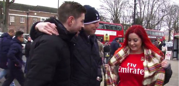 Девушка в футболке Арсенала пытается поменяться с фанами Тоттенхэма