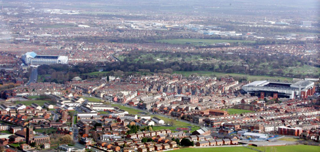 Футбольные стадионы с высоты птичьего полета, Энфилд и Гудисон Парк рядом, фото