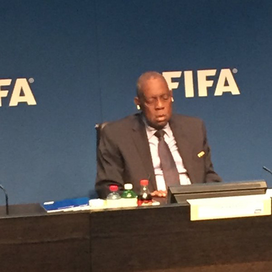 И.о. президента ФИФА Исса Хаяту уснул на пресс-конференции