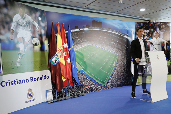 Роналду в очках продлили контракт с Реалом