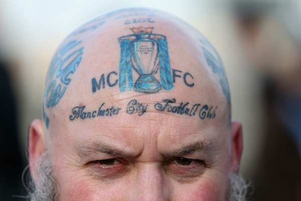 Фанат Ман Сити и татуировка на голове. Фото