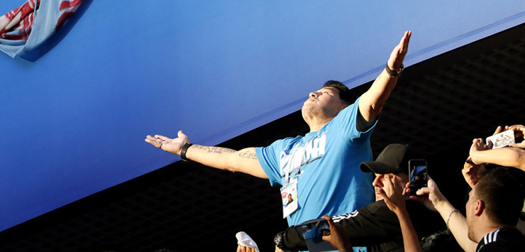Марадона отжигает на матче Аргентина - Нигерия