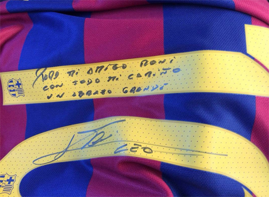 Месси подписал футболку для Роналдиньо