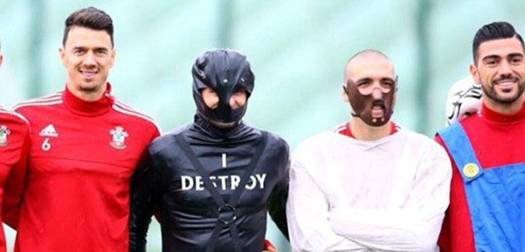 Футболисты клуба АПЛ провели тренировку в сумасшедших костюмах (+ фото)