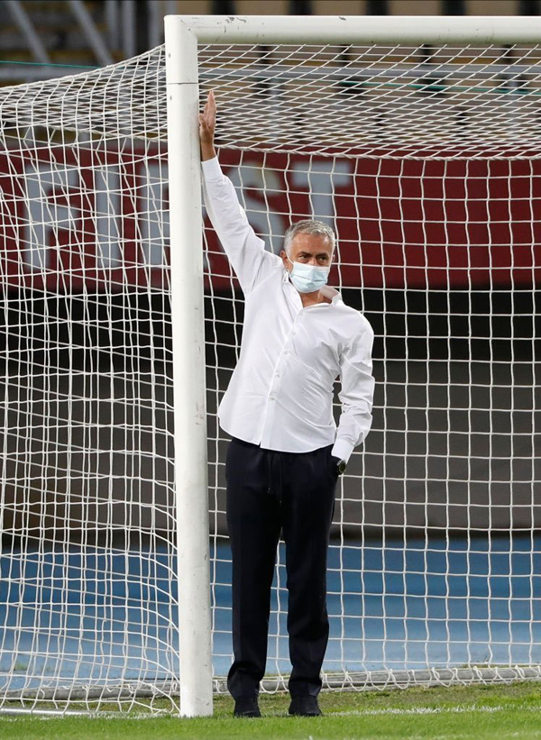 Моуриньо заставил УЕФА поменять ворота перед матчем Лиги Европы
