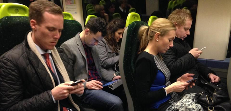 Как пережить поездку в общественном транспорте, если есть только смартфон?