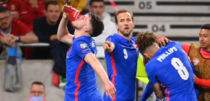 Футболисты сборной Англии выпили из брошенных фанатами стаканов
