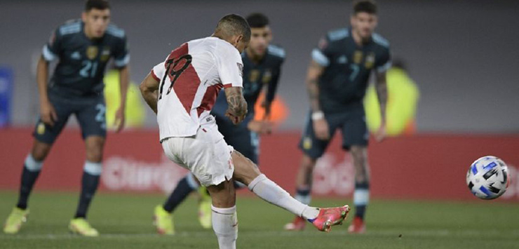 Паредес отпраздновал незабитый пенальти Перу
