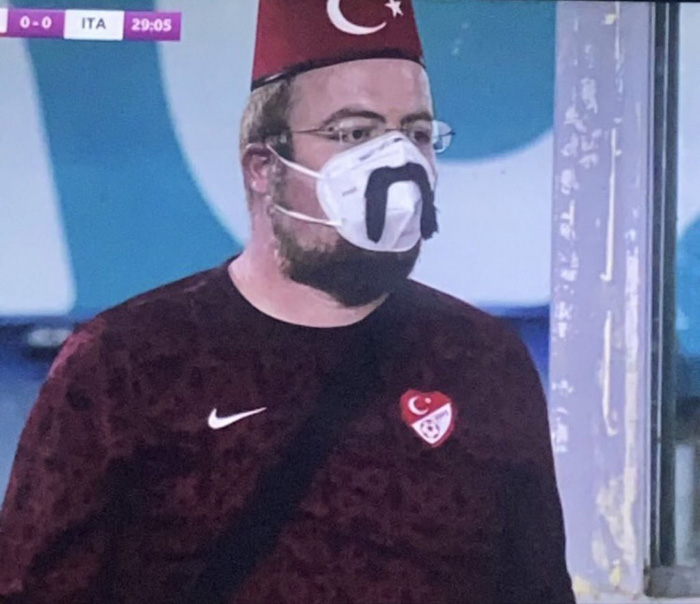Забавный турецкий фанат на Евро-2020, фото 1