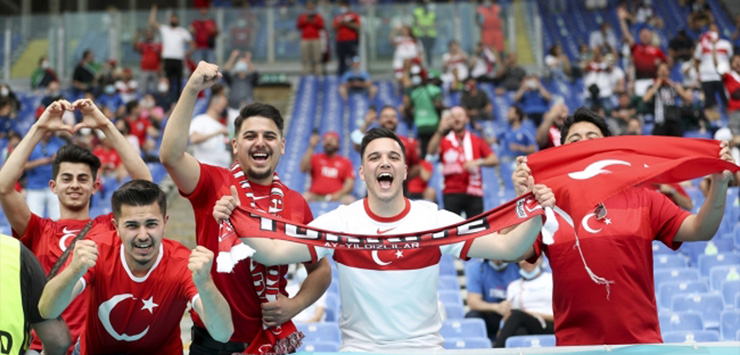 Забавные турецкие фанаты на матче Евро-2020