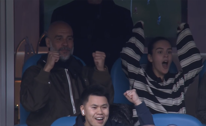 Гвардиола смотрел матч с очкой Марией, фото