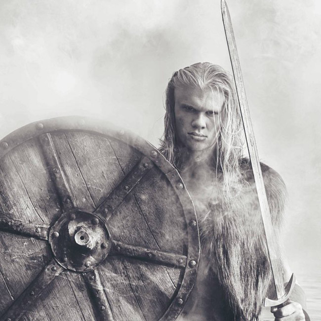 Фотосессия Холанда в образе викингa 2