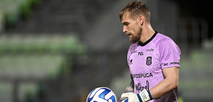 Футбольный вратарь ушел с поля в конце первого тайма