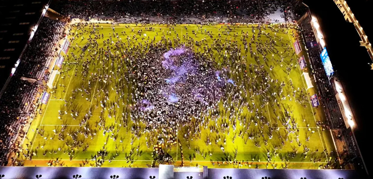 Фанаты Портсмута прорвались на поле после промоушена в Чемпионшип